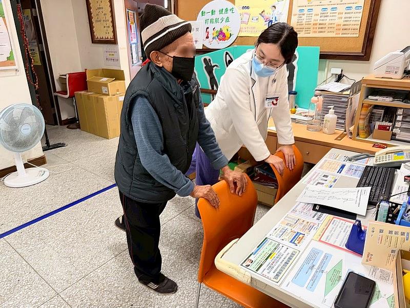 花蓮慈院老年醫學科團隊主動串聯復健、營養與語言等專業團隊,直接進入偏鄉與衛生所合作,讓社區長者及早擺脫衰弱,重新找回健康。(秀林鄉衛生所提供)