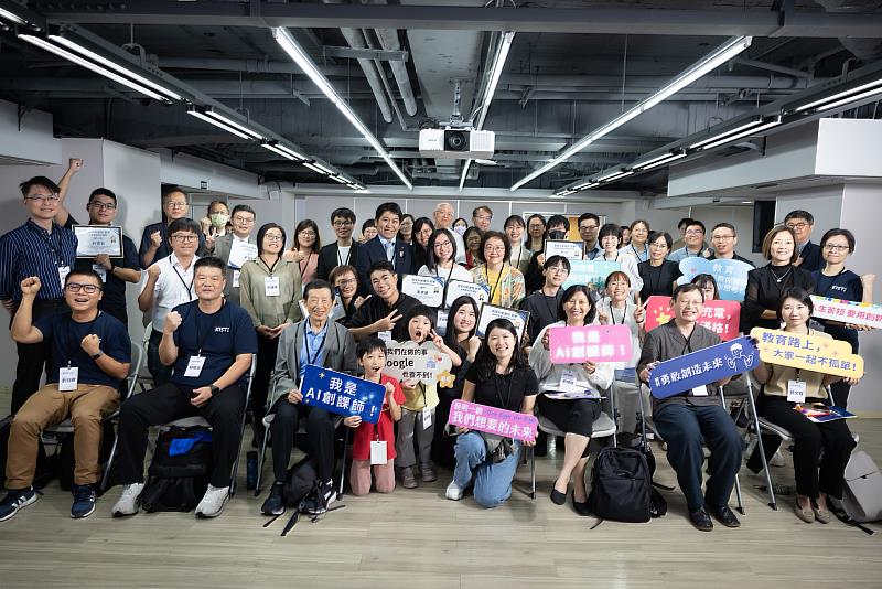 我是AI創課師頒獎典禮暨AI素養領航者盛典參與人員合影(右一起為光寶科技經理趙文瑾、台積電文教基金會執行長許俊郎、親子天下教育創新中新理事長何琦瑜,左三為誠致教育基金會創辦人暨董事方新舟)