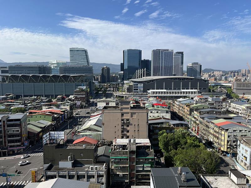 南港區發展迅速,帶動大樓價格快速上攀,使得房價相對親民的公寓住宅交易占比在五年間增加15.1個百分點。