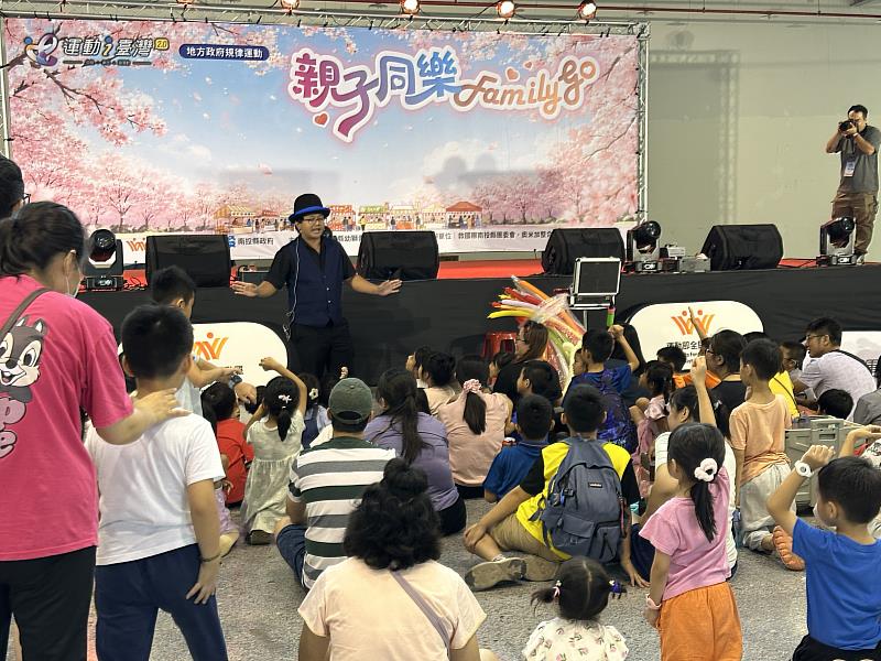 舞台區魔術及氣球表演