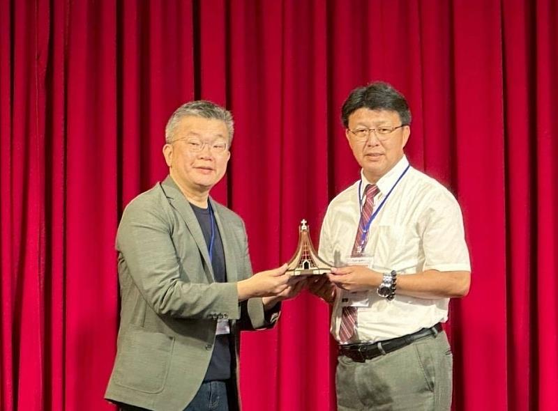 (右)東山高中翁文修校長