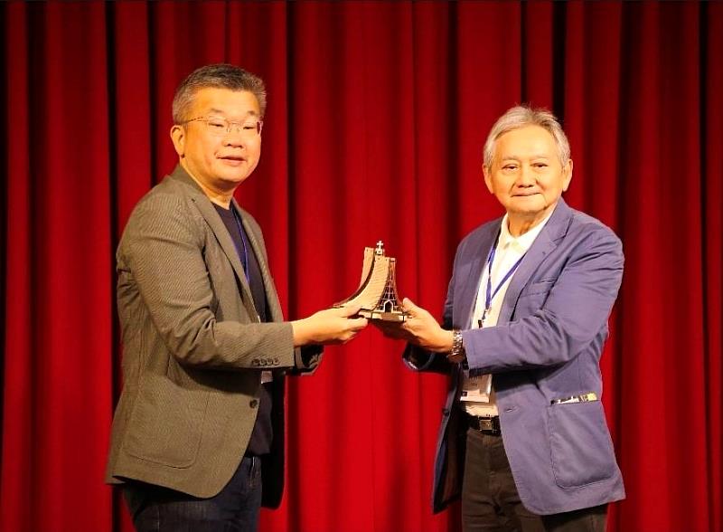 大渡山學會DDS楊明哲副理事(右)代鄭清和理事長受贈