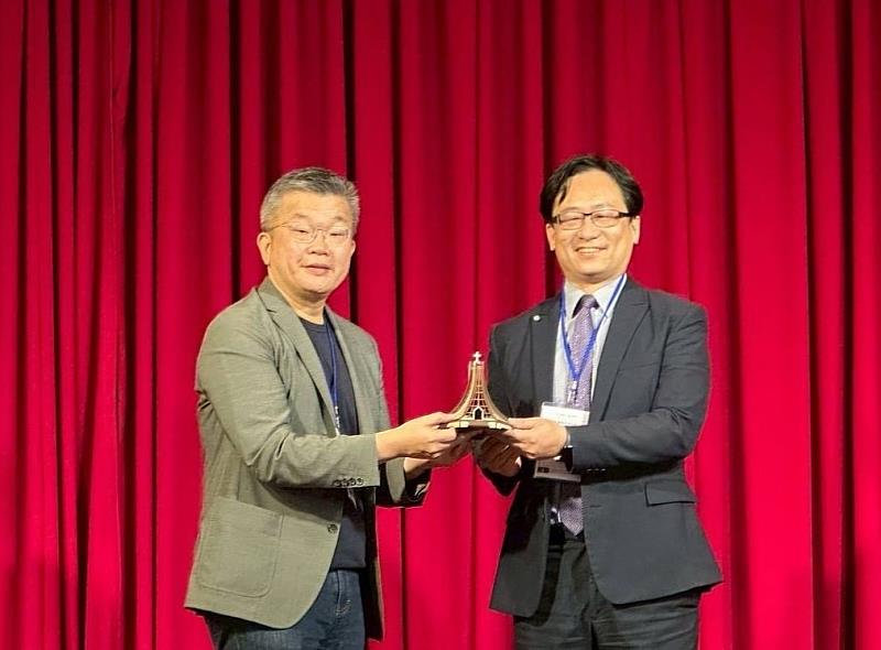 (左起)蔡其昌理事長、惠文高中陳建銘校長