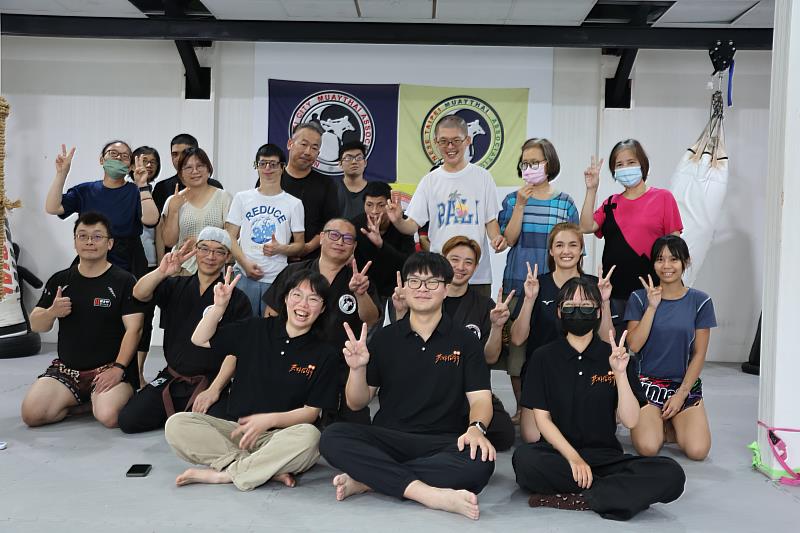 解鎖泰拳體驗!伊甸樂和工作人員及服務使用者與教練們開心合影留念。
