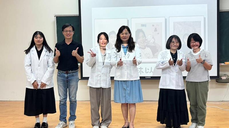 保健系黃晉修老師(左2)、李明明系主任(中)、吳文慈老師(右1)及多位師長,逐一為38位大三學生披上營養師白袍。