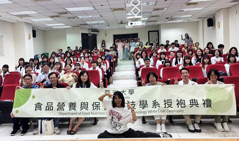 授袍典禮上,保健系師長與即將參加營養實習的38位同學、前來觀禮的親友,開心合影。