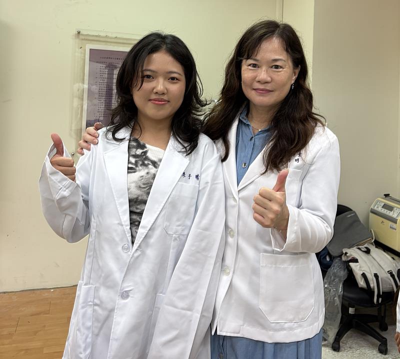 授袍典禮司儀、也是參與本屆營養師授袍典禮的朱于晴同學(左),與保健系李明明主任合影。