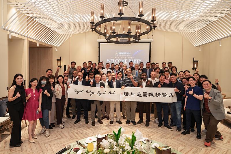 中國醫藥大學鄭隆賓執行長與林正介副校長於大會貴賓晚宴與國際醫師合影。