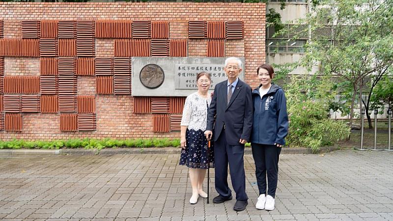 新竹國小畢業典禮-市長高虹安、李遠哲博士與新竹國小校長胡如茵合影。