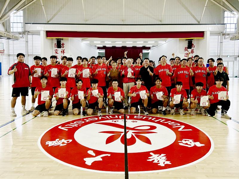 南華大學表揚績優運動選手，甲組棒球隊榮獲2026金龍盃全國大專棒球菁英賽亞軍、114學年度大專棒球聯賽公開一級第五名。