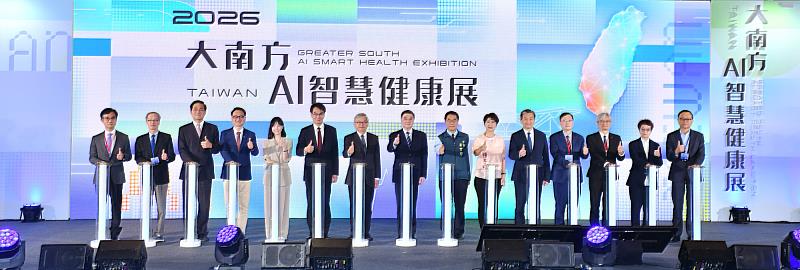 圖說:6月12日舉辦「大南方AI智慧健康展」,展現中央跨部會與地方政府、資策會AI院及大南方新矽谷推動辦公室等單位合作成果,見證「大南方新矽谷」推動的重要里程碑。圖為貴賓合影,左起為:資策會董事長黃仲銘、數位發展部數位產業署署長林俊秀、行政院雲嘉南區聯合服務中心執行長劉米山、行政院副秘書長阮昭雄、行政院發言人李慧芝、數位發展部部長林宜敬、行政院政務委員吳誠文、行政院院長卓榮泰、臺南市市長黃偉哲、立法委員陳亭妃、立法委員王定宇、衛生福利部次長莊人祥、國家發展委員會副主任委員彭立沛、臺南市副市長趙卿惠、資訊軟體服務商業同業公會理事長沈柏延。