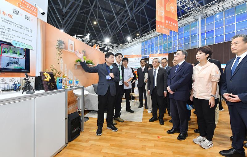 圖說：行政院院長卓榮泰（右3）出席「大南方AI智慧健康展」體驗智慧雨林產業創生計畫之智遊科技「AI精準智慧抗衰弱系統」與帝濶科技「去識別化AI影像辨識系統」，運用智慧科技提供即時安全守護與照護支援服務，展現智慧照護場域中兼顧隱私保護與安心生活的創新應用情境。