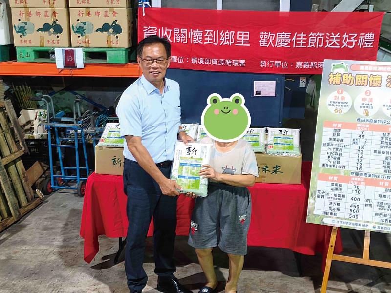 嘉義縣環保局端午前夕關懷資收個體戶,致贈白米表謝意-2