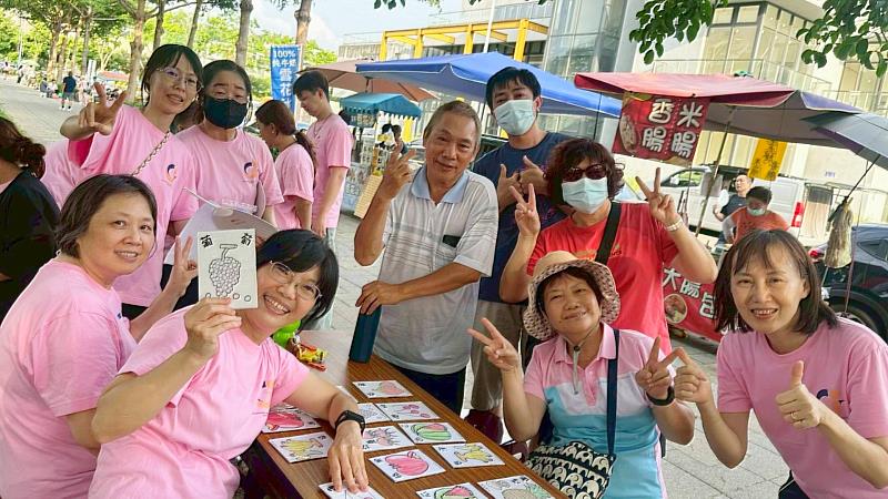 世代共融認知互動體驗,學生與社區長輩合影