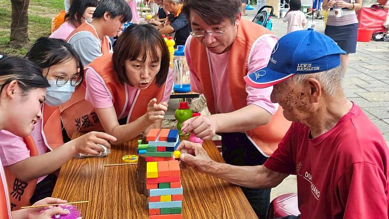 大學生與長輩們「樂在積木」共學遊戲熱絡互動
