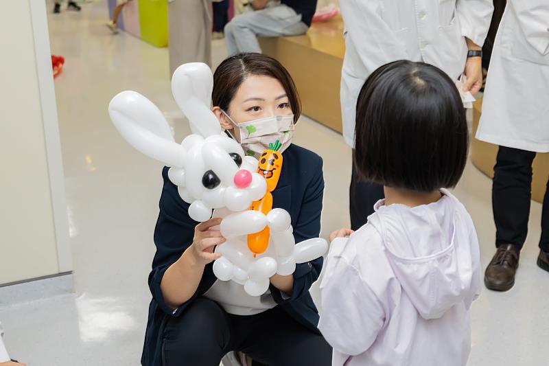 市長高虹安送上繽紛氣球予孩子們。