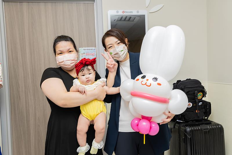 市長高虹安與民眾合影。