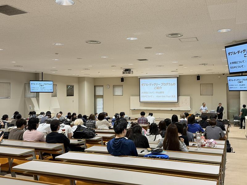 蔡淦仁教授向新潟醫療福祉大學學生說明碩士雙聯學位規劃，介紹中山醫大教學特色與赴臺進修機會。
