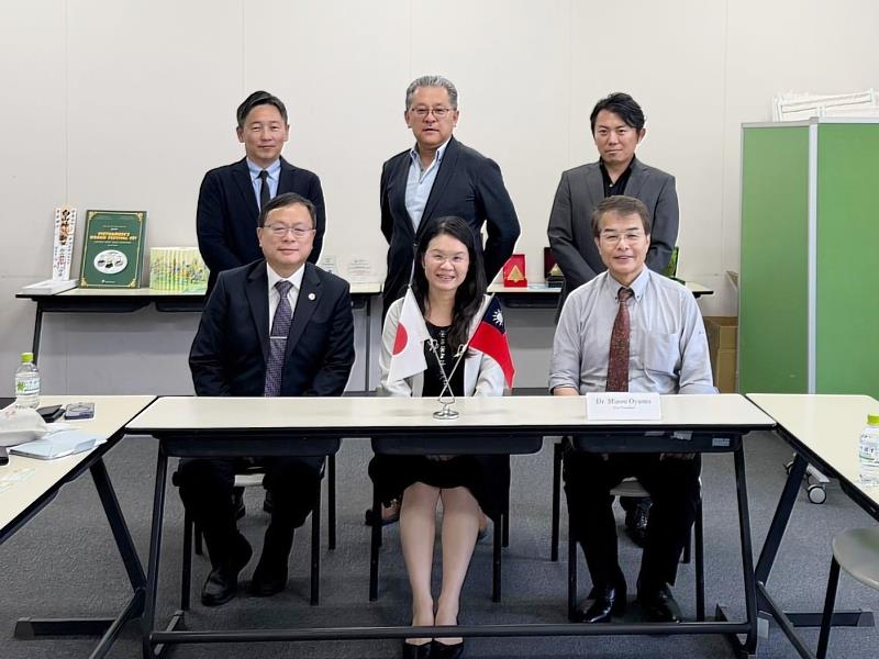 中山醫大國際長李亞欣（前排中）、醫技系教授蔡淦仁（前排左1）與新潟醫療福祉大學副校長大山峰生（前排右1）就碩士雙聯學位合作進行討論，並就課程整合、學分互認等事項達成共識。