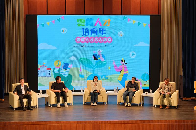 國立臺灣大學USR計畫團隊副教授潘述元（左1）、新湖合作農場行銷經理賴逸恆（左2）為雲林縣副縣長陳璧君（中）、農場晃晃創辦人陳柏吟（右2）、財團法人農業科技研究院許宗賢（右1）。