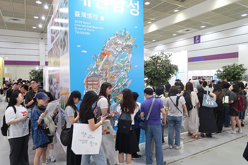 2025 首爾國際書展現場，臺灣館湧入大批人潮。
