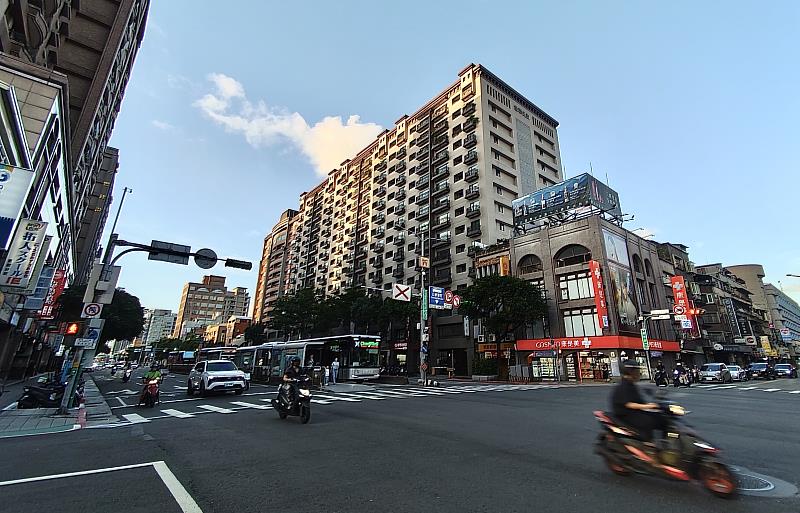 信義房屋重慶昌吉店主任張智為表示,北大同房價較南大同約低2至3成,20坪左右老公寓總價有機會控制在2000萬元內。