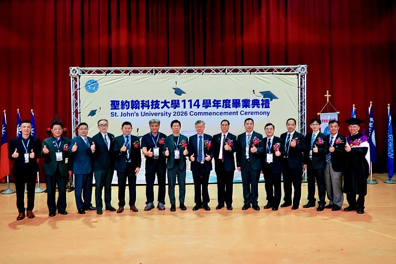 聖約翰科技大學舉行115年度傑出校友頒獎典禮,共有8位在各領域卓然有成的學長獲頒殊榮。左起:校友總會秘書長李宇宸、副理事長童志誠、傑出校友蔡金和、梁愛迪、陳國欽、華南校友會會長王崇守、校友總會理事長陳詩銘、執行董事曾鴻鍊、董事蔡銘哲、傑出校友蔡金龍、古坤榮、胡榮宗、李仁佑、林子欽(代李國忠領獎)、唐彥博校長。