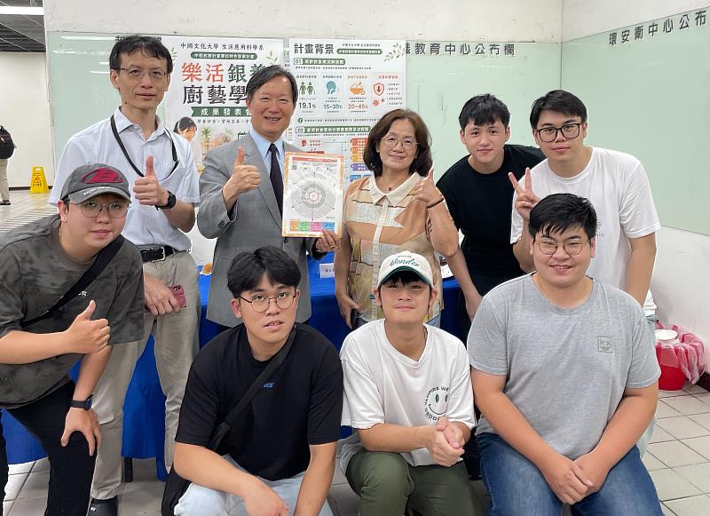 文化大學生活應用科學系攜手臺北市立聯合醫院推動銀髮餐研發,展示多款高齡友善健康餐食成果。