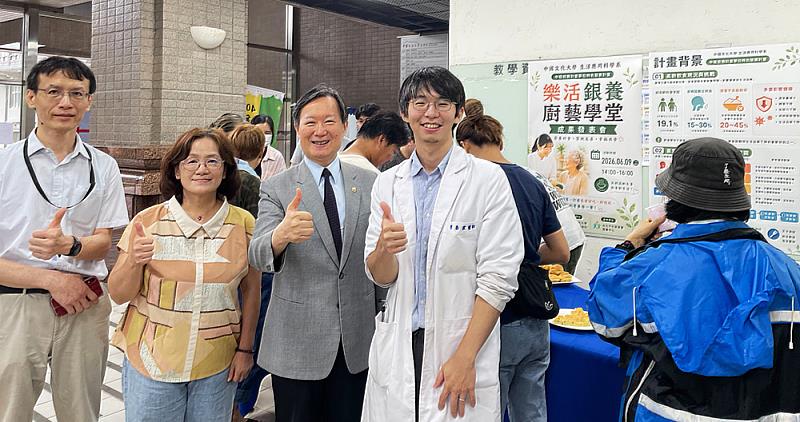臺北市立聯合醫院醫師從預防醫學角度指導學生研發成果,交流高齡營養與肌少症預防觀念。
