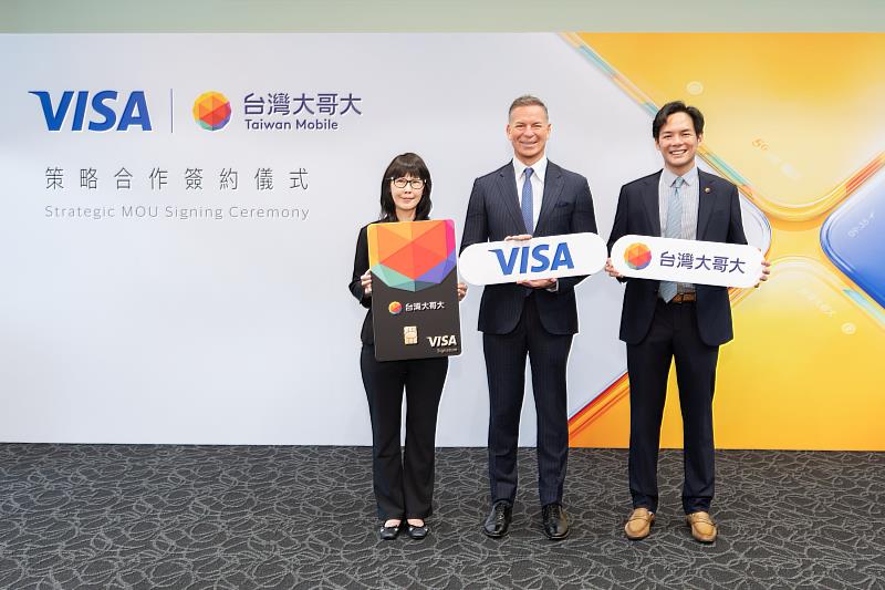 台灣大myfone網路門市將作為台灣第一個AI代理商務消費場景,將開放Open Possible聯名信用卡持卡人,透過AI代理人完成選購、授權與支付的完整交易流程。(由右至左:台灣大哥大總經理林之晨、Visa亞太區總裁Stephen Karpin、北富銀執行副總林蕙君)