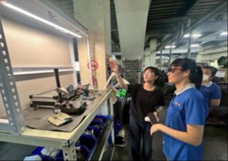 導入數位量測工具與搭配原有眼鏡使用的夾式濾光偏光鏡片,提升用眼舒適度。