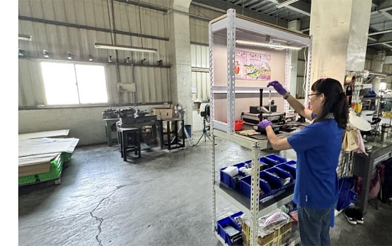 客製化擋光板和加裝可調光LED燈,遮蔽自然光源與補充人工照明,有效改善背光與照度不均問題,降低視覺負擔。