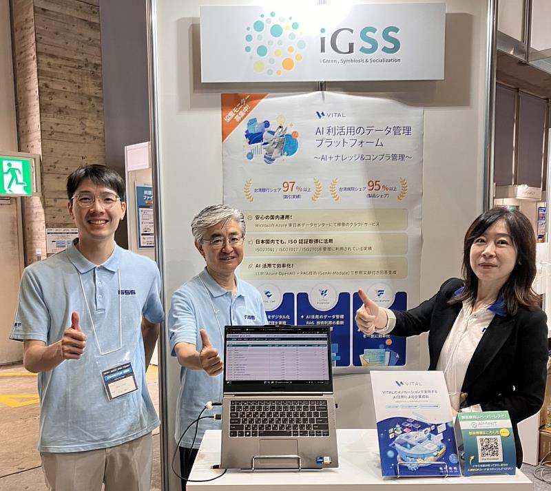 本次叡揚資訊及日本經銷商參展人員-iGSS社長尚勝己(中) 。