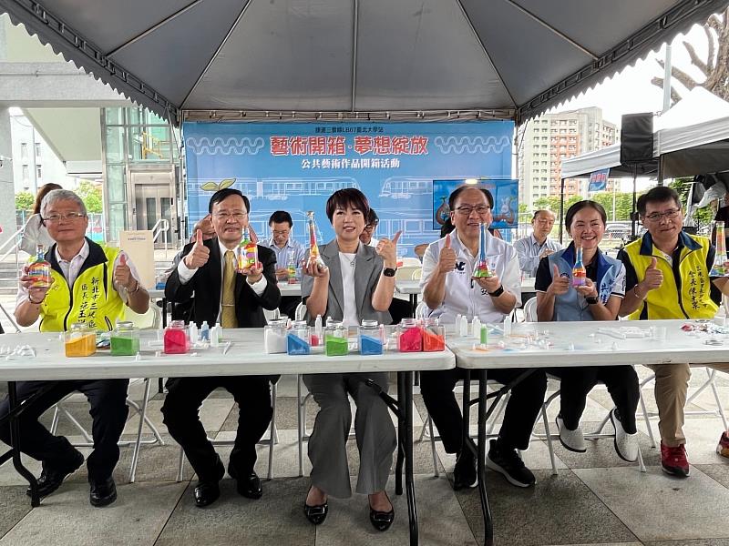 臺北大學站公共藝術結合國內外藝術家作品。