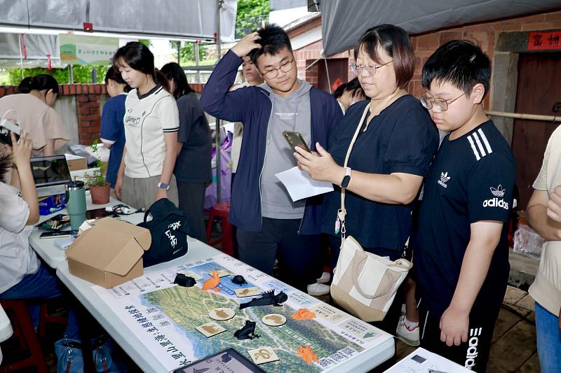 USR淡水好生活計畫在程氏古厝舉辧課程合展，吸引當地居民前來體驗。（圖／淡江大學提供）