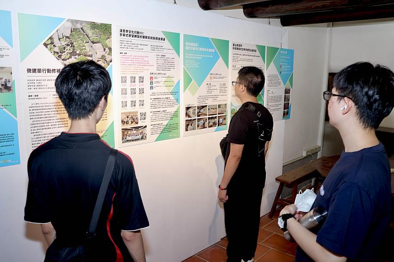 觀展者專注地閱讀各組海報內容。(圖/淡江大學提供)