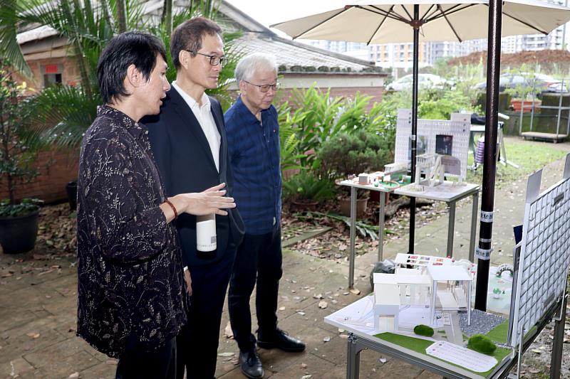 教設系邱俊達助理教授(左)向許輝煌學術副校長(中)與淡水好生活計畫主持人黃瑞茂教授(右)介紹課程成果。(圖/淡江大學提供)