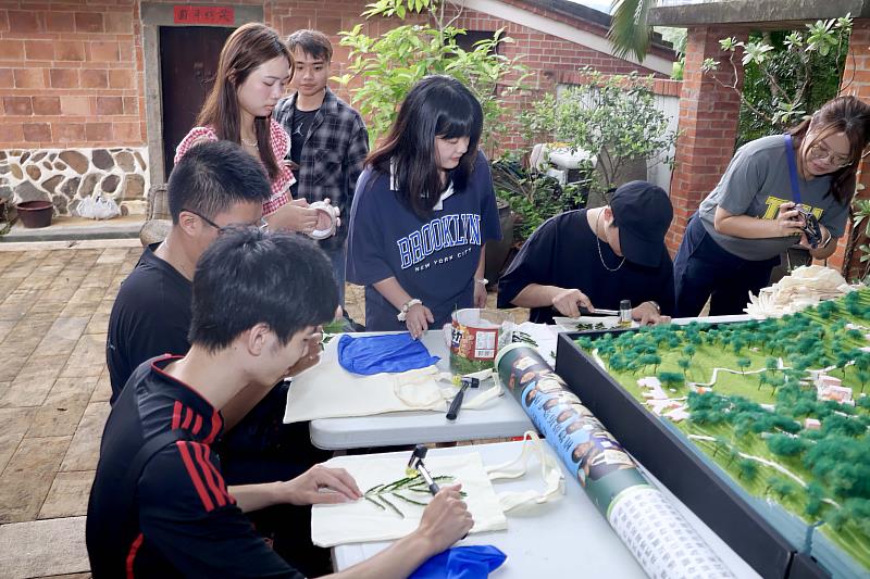 民眾體驗在地植物敲拓手作。(圖/淡江大學提供)