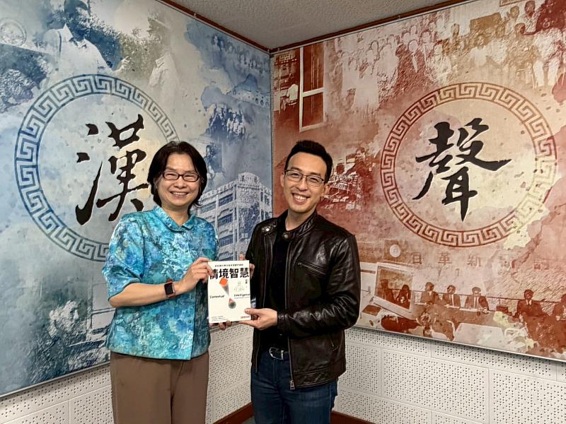 台灣尤努斯基金會董事長蔡慧玲(左)與前哨站站長、「下一本讀什麼」Podcast主持人瓦基(右),與瓦基的新作 《情境智慧:你在極化時代保持清醒的導航》合影。