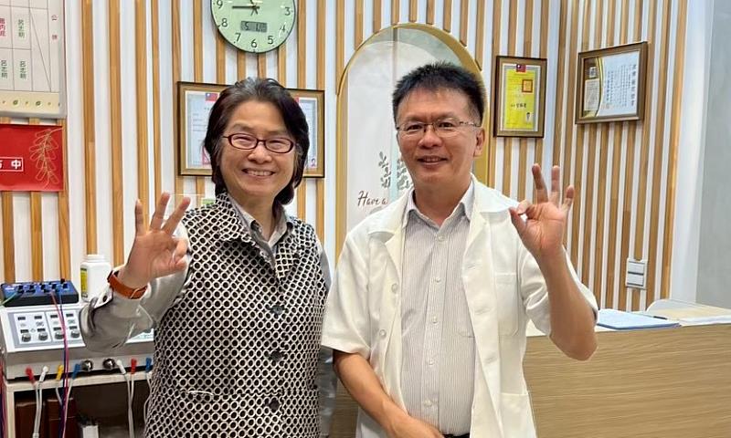 群景國際商務法律事務所所長蔡慧玲律師(左)頒贈廣播專訪感謝狀予嘉康中醫診所院長呂志明醫師(右)。