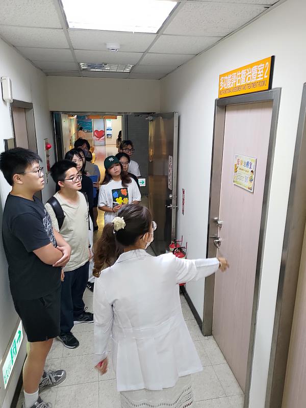 南華大學民音系參訪中國醫藥大學兒童醫院表達性藝術治療中心，師生在音樂治療師的介紹下認識治療空間。
