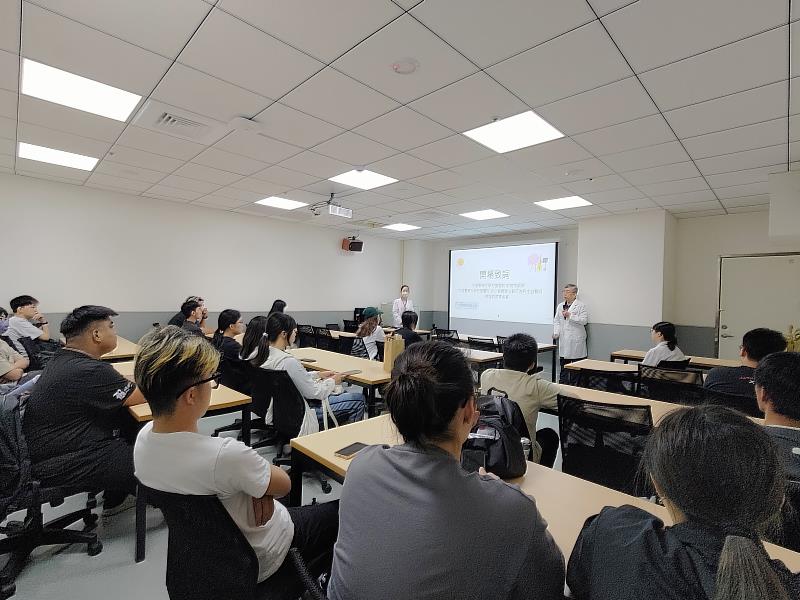 南華大學民音系參訪中國醫藥大學兒童醫院表達性藝術治療中心，郭煌宗顧問介紹中心成立的意義及目的。
