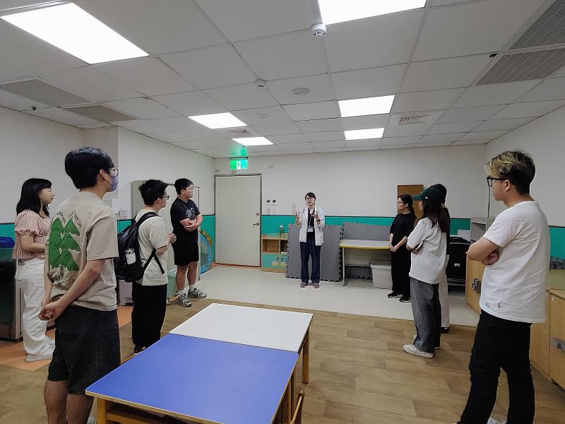 南華大學民音系參訪中國醫藥大學兒童醫院表達性藝術治療中心，師生在藝術治療師的介紹下認識治療空間。