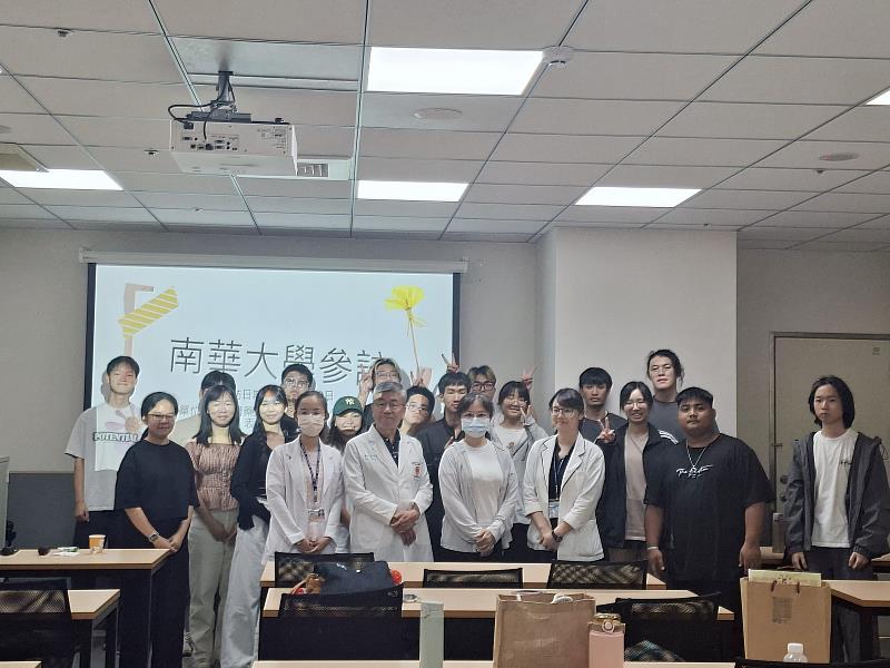南華大學民音系參訪中國醫藥大學兒童醫院表達性藝術治療中心並合影留念。