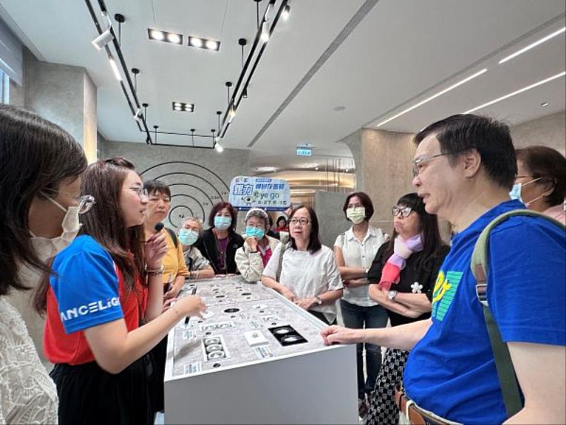 銀髮學員走進照明企業場域，實地學習光線配置與高齡友善職場環境，現場互動熱烈。