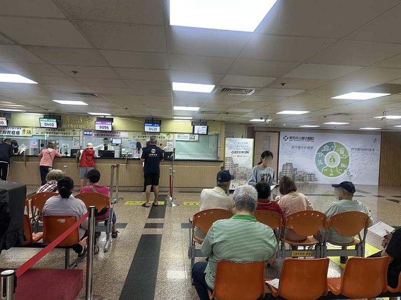 新北市立聯合醫院掛號櫃檯。