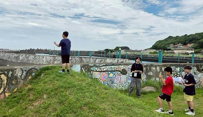 北海岸學童運用平板拍攝自己的夢想故事。
