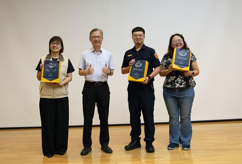 嘉藥主任秘書陳品晟(左2)致贈禮品感謝勞工局、警局及媒體協助。