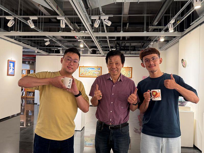 參與民眾與藝術家林發權合影留念,展示完成作品,展現展覽延伸至生活互動的藝術溫度。