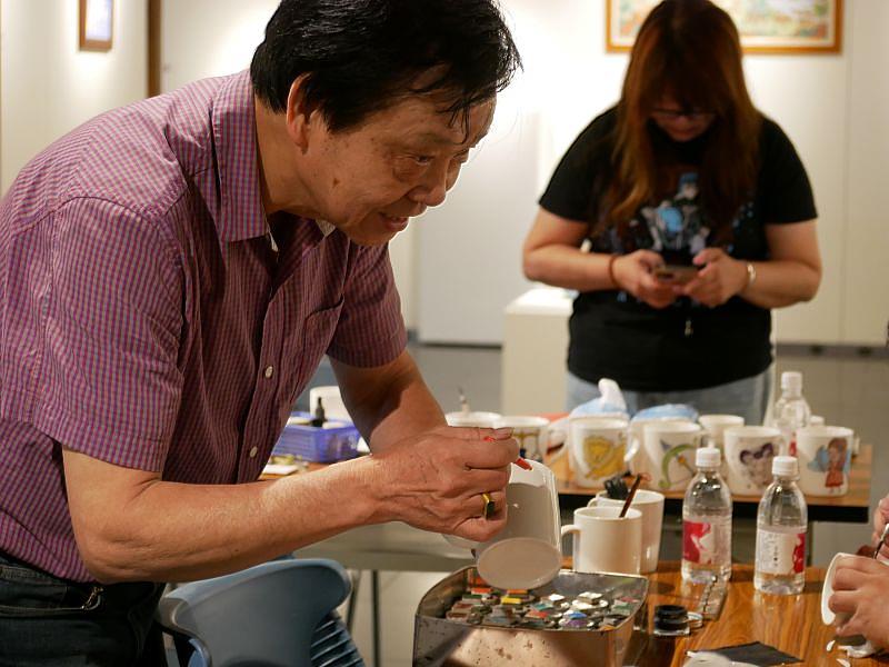 藝術家林發權於「12星座馬克杯:釉上彩繪體驗」親自指導創作,帶領民眾一步步將創意具象化。